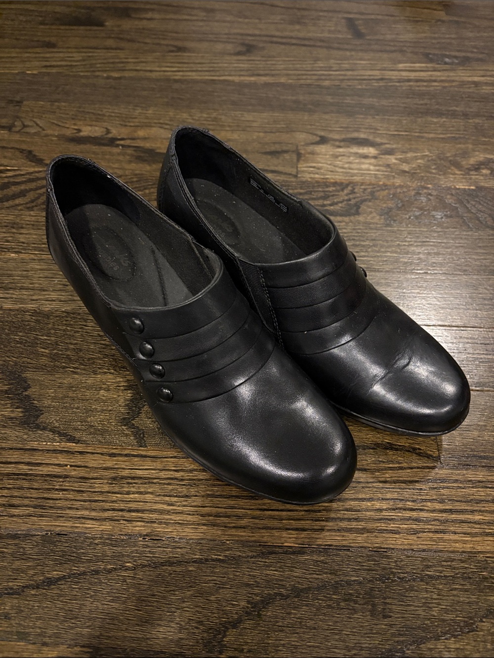 Ladies Black Slip-On shoes by Clarks - Classic Leather Style (size 11M)